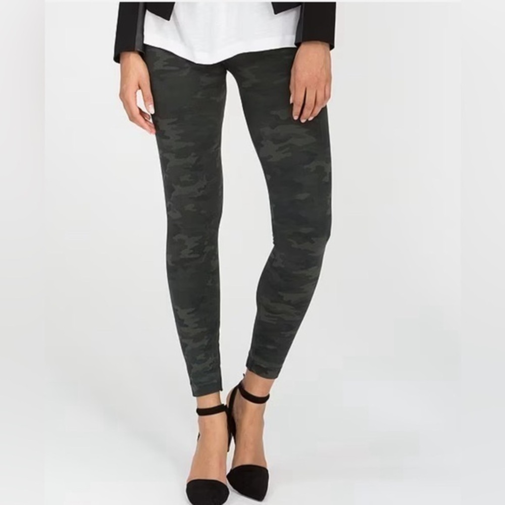 NEW SPANX SEAMLESS BLACK GREY CAMO SLIMMING LEGGINGS SZ M